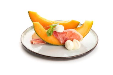 Lezzetli kavun, mozzarella ve beyaz arka planda jambon tabağı.