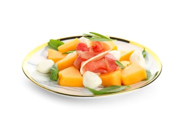 Lezzetli kavun, mozzarella ve beyaz arka planda jambon tabağı.