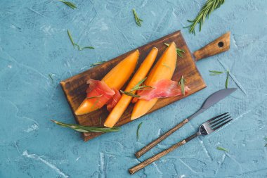 Lezzetli kavun ve rengarenk jambonlu tahta