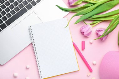 Renkli dizüstü bilgisayarlı güzel lale çiçekleri olan boş bir defter