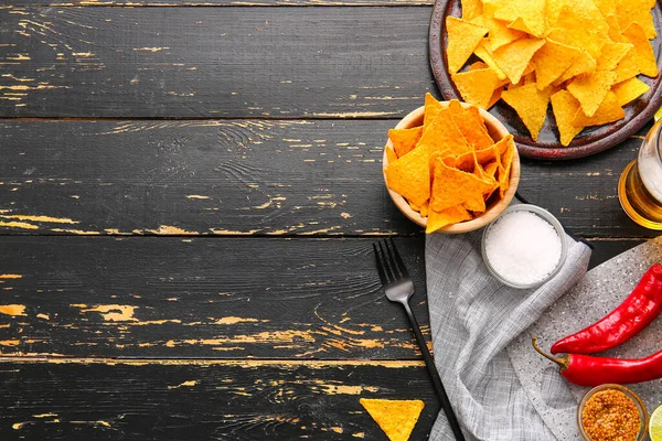 Platos Con Sabrosos Nachos Salsas Sobre Fondo Madera Oscura — Foto de Stock