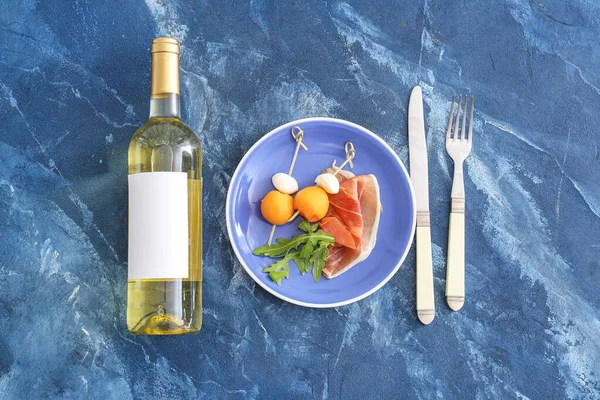 Plate Delicious Melon Mozzarella Prosciutto Bottle Wine Color Background — Stock Photo, Image