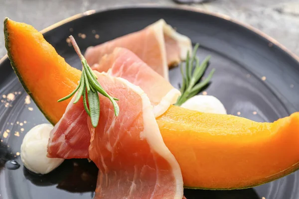 Bord Met Heerlijke Meloen Mozzarella Prosciutto Close — Stockfoto