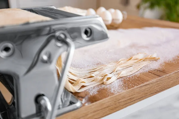 Fabricante Pasta Con Masa Mesa Cocina —  Fotos de Stock
