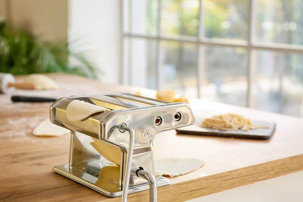 Pembuat Pasta Dengan Adonan Atas Meja Dapur — Stok Foto