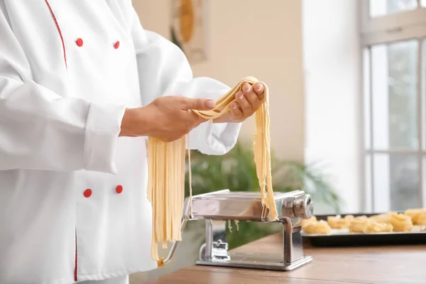 Vrouwelijke Chef Met Ongekookte Pasta Keuken — Stockfoto