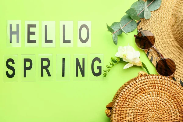 Text Hello Spring Und Weibliches Zubehör Auf Farbigem Hintergrund — Stockfoto