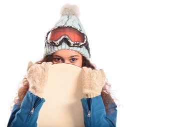Beyaz arkaplanda kadın snowboardcu