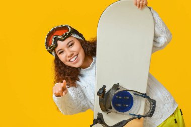 Renkli arka planda kadın snowboardcu