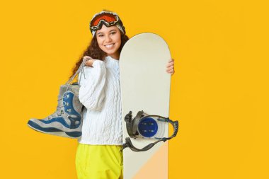 Renkli arka planda kadın snowboardcu