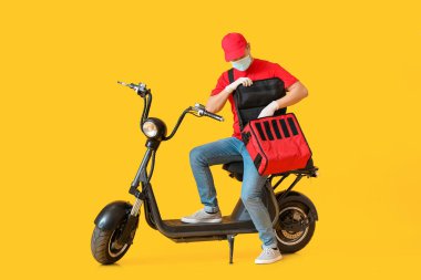 Renk arkaplanındaki yemek dağıtım servisi kuryesi