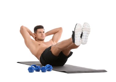 Beyaz arka planda sportif genç adam eğitimi