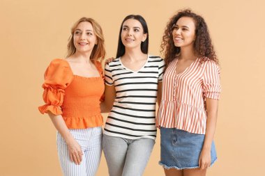 Renkli arka planda güzel kadınlar. Birlik kavramı