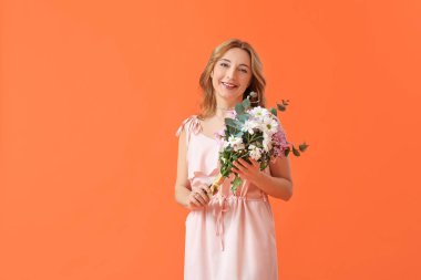 Renkli arka planda çiçekler olan güzel bir kadın. Uluslararası Kadınlar Günü kutlamaları