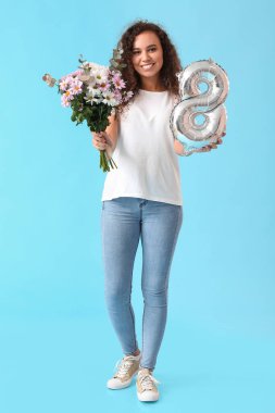 Renkli balonu ve çiçekleri olan güzel bir kadın. Uluslararası Kadınlar Günü kutlamaları