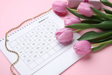 Renkli arka planda çiçekler olan bir takvim. Uluslararası Kadınlar Günü kutlamaları