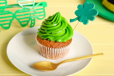 Aziz Patrick Günü için masada lezzetli bir kek.