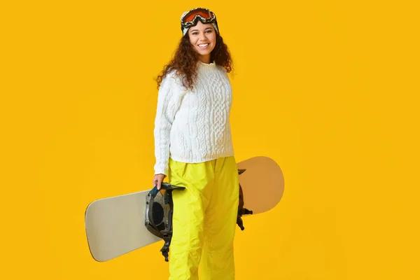 Femme Snowboarder Sur Fond Couleur — Photo