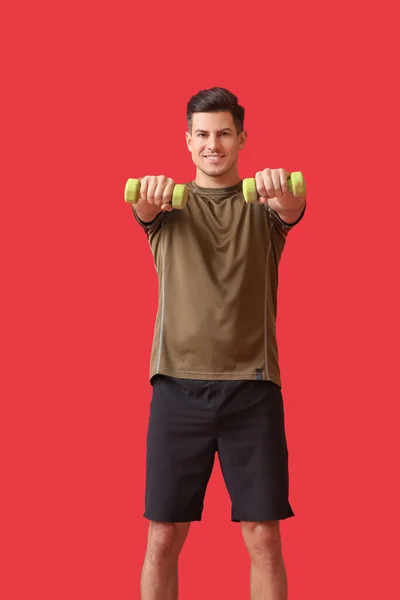 Jovem Desportivo Treinando Com Halteres Fundo Cor — Fotografia de Stock