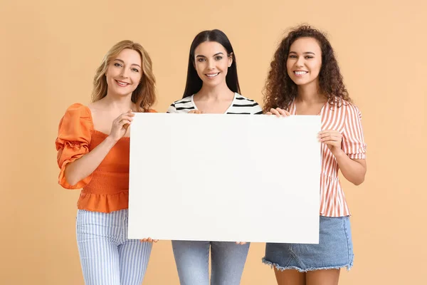 Hermosas Mujeres Con Póster Blanco Sobre Fondo Color Celebración Del — Foto de Stock