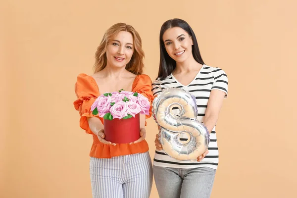 Mooie Vrouwen Met Bloemen Ballon Kleur Achtergrond Internationale Vrouwendag Viering — Stockfoto
