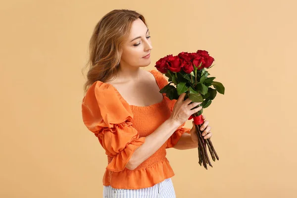 Belle Femme Mature Avec Des Fleurs Sur Fond Couleur Célébration — Photo