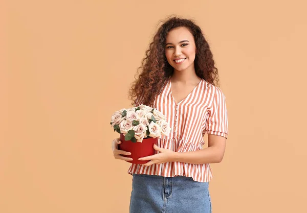 Vacker Ung Kvinna Med Blommor Färg Bakgrund Internationella Kvinnodagen Firas — Stockfoto