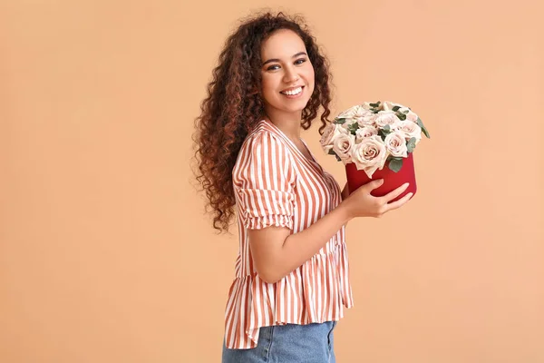 Vacker Ung Kvinna Med Blommor Färg Bakgrund Internationella Kvinnodagen Firas — Stockfoto