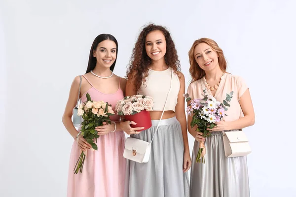 Beyaz Arka Planda Çiçekleri Olan Güzel Kadınlar Uluslararası Kadınlar Günü — Stok fotoğraf