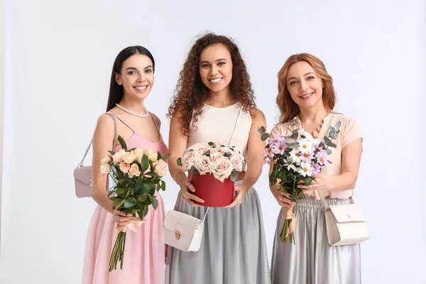 Hermosas Mujeres Con Flores Sobre Fondo Blanco Celebración Del Día — Foto de Stock