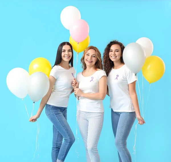 Belles Femmes Avec Des Ballons Sur Fond Couleur Célébration Journée — Photo