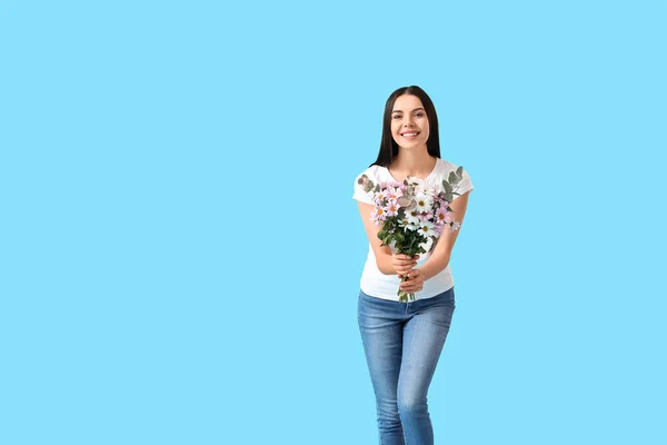 Vacker Kvinna Med Blommor Färg Bakgrund Internationella Kvinnodagen Firas — Stockfoto
