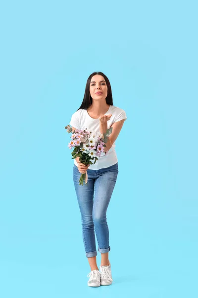 Çiçekleri Olan Güzel Bir Kadın Renkli Arka Planda Öpüşüyor Uluslararası — Stok fotoğraf