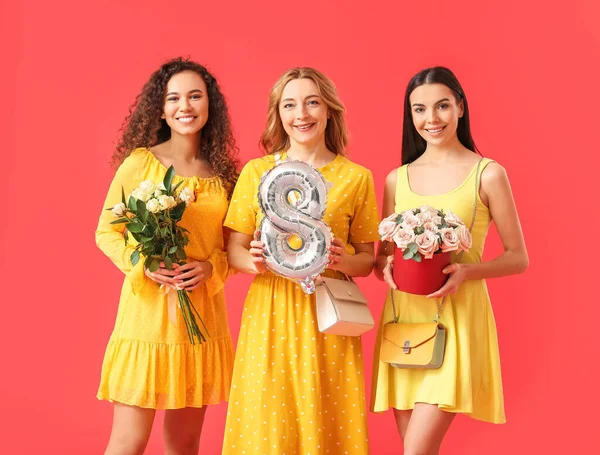 色の背景に花や風船を持つ美しい女性 国際女性デーのお祝い — ストック写真