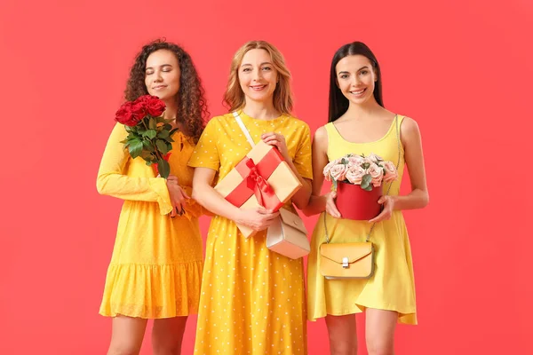 Mooie Vrouwen Met Bloemen Cadeau Kleur Achtergrond Internationale Vrouwendag Viering — Stockfoto