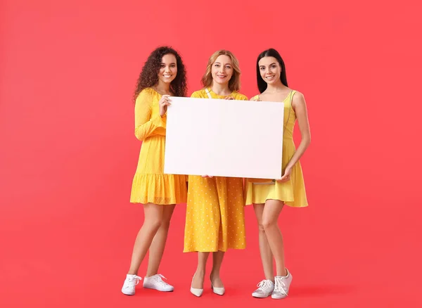 Hermosas Mujeres Con Póster Blanco Sobre Fondo Color — Foto de Stock