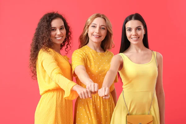 Schöne Frauen Die Hände Zusammen Auf Farbigem Hintergrund Einheitskonzept — Stockfoto