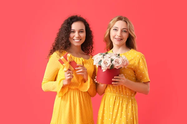 Çiçekli Güzel Kadınlar Renkli Arka Planda Hediyeler Uluslararası Kadınlar Günü — Stok fotoğraf