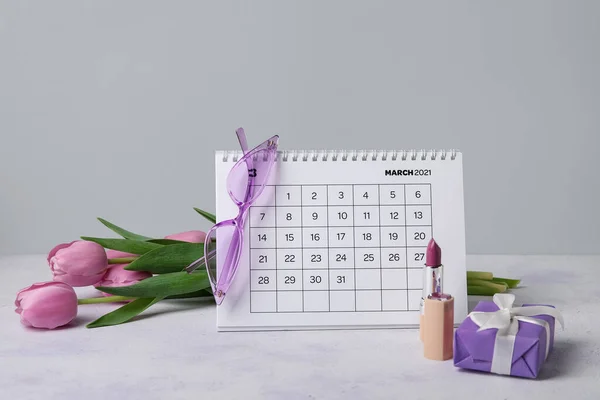 Calendário Com Acessórios Femininos Flores Presente Sobre Fundo Cinza Celebração — Fotografia de Stock