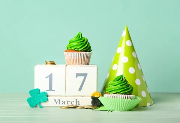 Composición Con Sabrosos Cupcakes Para Día San Patricio Calendario Sobre — Foto de Stock