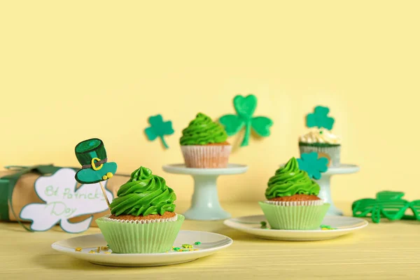 Lekkere Cupcakes Voor Patrick Day Kleur Achtergrond — Stockfoto