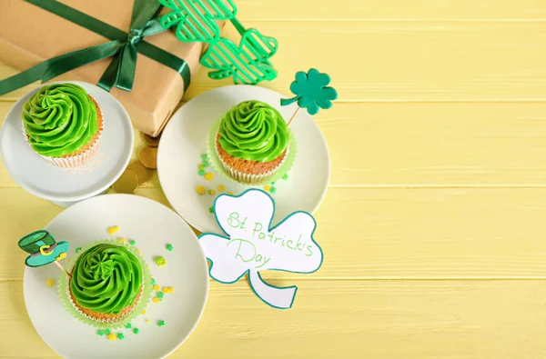 Sabrosos Cupcakes Para Día San Patricio Sobre Fondo Madera Color — Foto de Stock