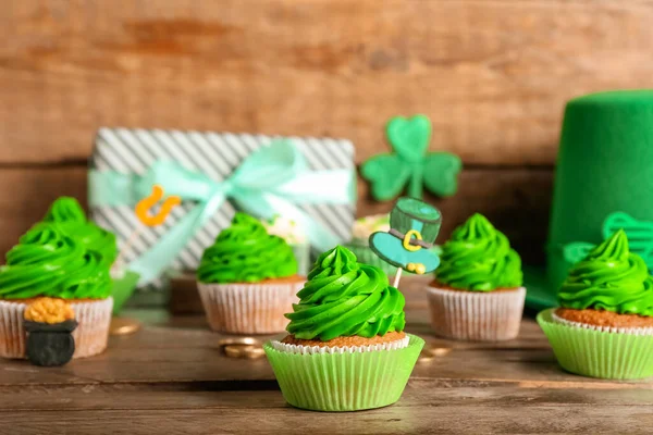 Gustosi Cupcake Giorno San Patrizio Sfondo Legno — Foto Stock