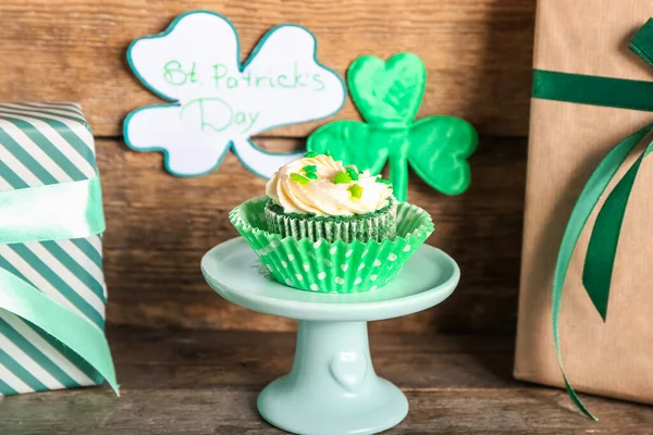 Gâteau Savoureux Pour Saint Patrick Sur Fond Bois — Photo
