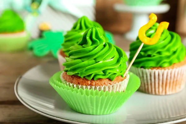 Plate Tasty Cupcakes Patrick Day Table Closeup — Stock Photo, Image