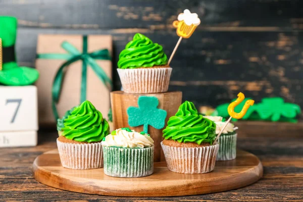 Gâteaux Savoureux Pour Saint Patrick Sur Fond Bois — Photo