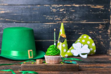 Aziz Patrick Günü için lezzetli keklerle beste.