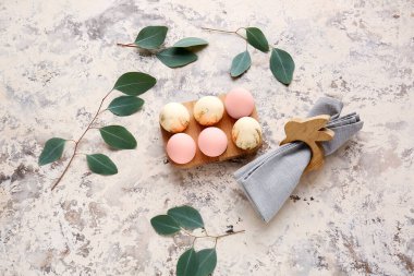 Güzel Paskalya yumurtaları ve hafif arka planda kompozisyon