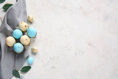 Güzel Paskalya yumurtaları ve hafif arka planda kompozisyon