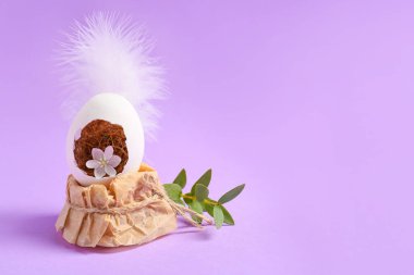 Renkli arkaplanda Paskalya yumurtası ile yaratıcı kompozisyon
